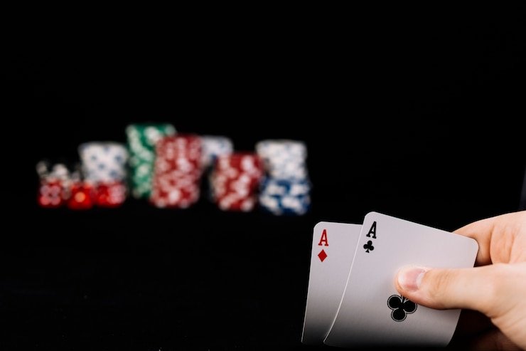 Fitur bonus Phoenix Rises yang menampilkan simbol wild dan scatter di layar permainan